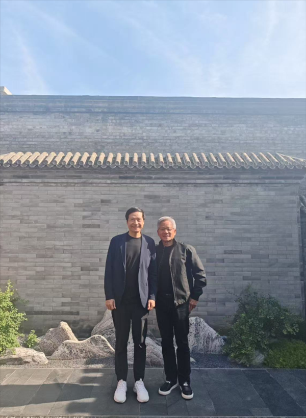 实配网配资 黄仁勋年内第三次访华，大热天仍穿皮夹克合影雷军